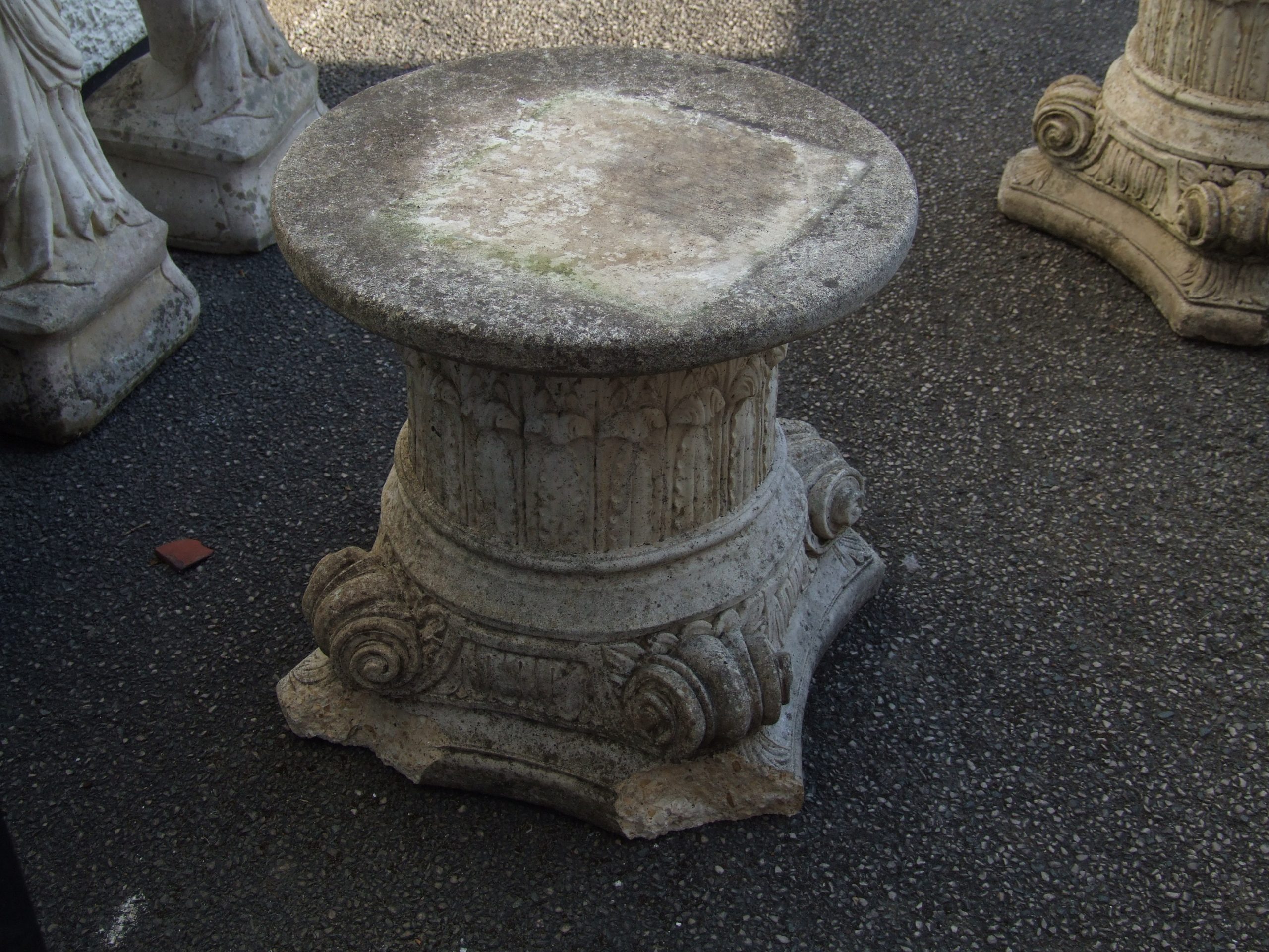 Corinthian style stone plinth - Image 3